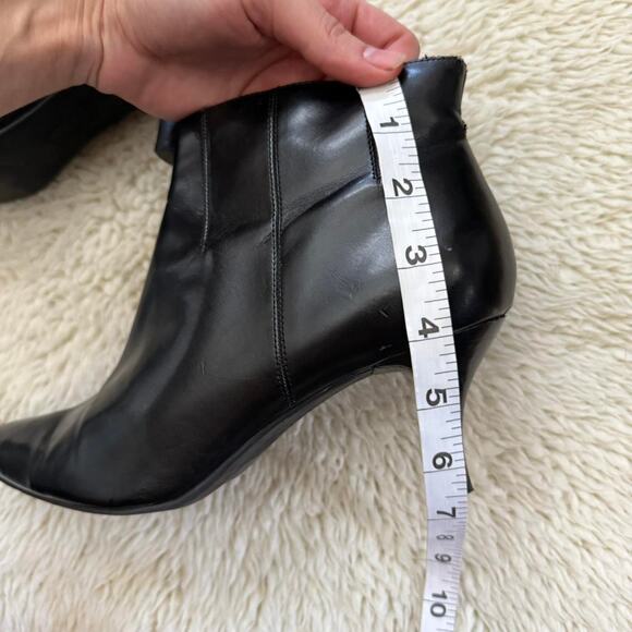 Vintage black leather pointed toe ankle boots - Size 9 - Picture 2 of 7